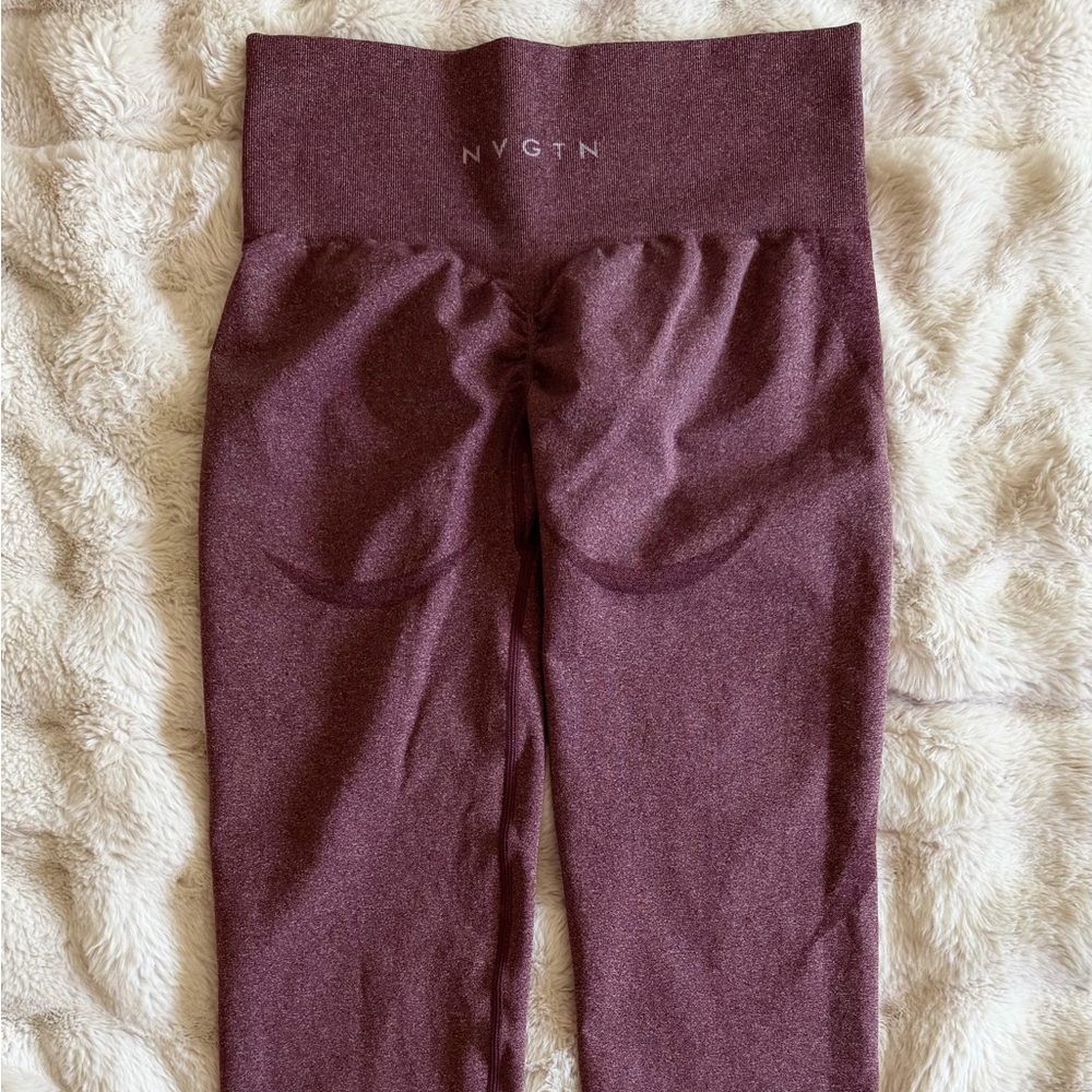 NVGTN scrunch seamless in color maroon
